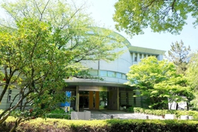 旧渋沢邸跡地に立つ渋沢史料館＝東京都北区