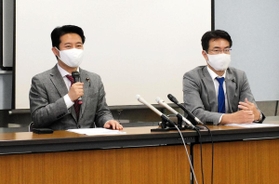 兵庫県知事選への対応について説明する立憲民主党兵庫県連の桜井周県連代表（左）と栗山雅史幹事長＝２４日午後、神戸市中央区中山手通４