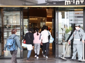 緊急事態宣言の発令を明日に控え、買い物に訪れる人たち＝２４日午前、神戸市中央区雲井通７、ミント神戸（撮影・吉田敦史）
