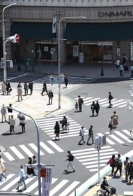 ３度目の発令となった緊急事態宣言の初日。スクランブル交差点を行き交う人ら＝２５日午前、神戸市中央区（撮影・辰巳直之）