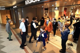 オープン初日を迎え、来店客でにぎわう「神戸三宮阪急ビル」＝２６日午前、神戸市中央区加納町４（撮影・鈴木雅之）