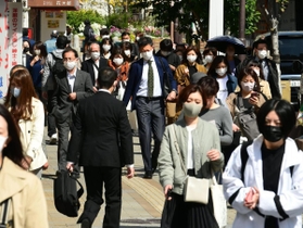 ３度目の緊急事態宣言が発令されて最初の平日。普段と変わらぬ通勤風景が見られた＝２６日午前、神戸市中央区元町通１（撮影・坂井萌香）