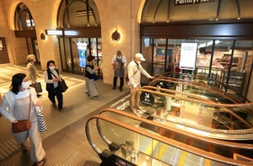 オープン初日を迎えた「神戸三宮阪急ビル」＝２６日午前、神戸市中央区加納町４（撮影・鈴木雅之）