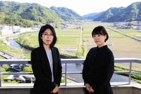 対局を前に撮影に応じる里見香奈女流王位（左）と山根ことみ女流二段＝２６日午後、姫路市夢前町前之庄、旅館「夢乃井」（撮影・大山伸一郎）