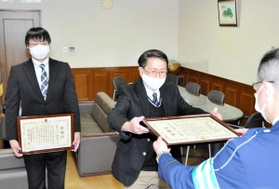 堀祐一郎署長（右）から感謝状を受けた守岡正彦社長（中央）と佐用大輔常務＝赤穂署
