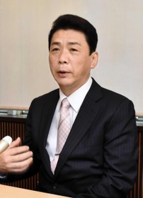 取材に応じる関貫久仁郎氏＝豊岡市千代田町