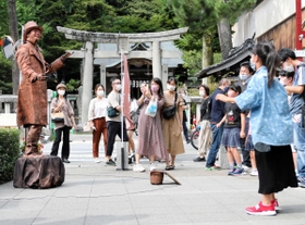 演劇祭の期間中各地で行われたパフォーマンスに見入る観光客ら＝２０２０年９月２０日、豊岡市城崎町湯島