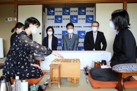女流王位戦第１局で初手を指す山根ことみ女流二段（左）＝２７日午前、姫路市夢前町前之庄、塩田温泉の旅館「夢乃井」（撮影・大山伸一郎）