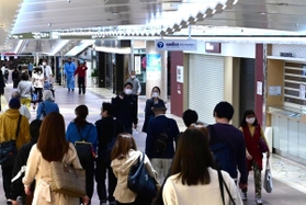 全店が臨時休業した神戸・三宮の地下街「さんちか」。日中はシャッターが閉まった通路を行き来する人が絶えない＝２７日午前、神戸市中央区（撮影・中西幸大）