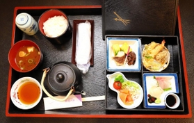 海の幸が中心の特製弁当＝２７日午後、姫路市夢前町前之庄、旅館「夢乃井」