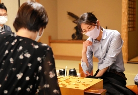 第１局を制し、対局を振り返る里見香奈女流王位＝２７日午後、姫路市夢前町前之庄、「夢乃井」（撮影・大山伸一郎）