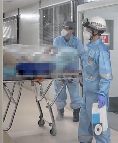 ストレッチャーに患者を乗せて搬送する神戸市消防局の救急隊員ら＝２０２０年１２月、神戸市中央区港島南町２、市立医療センター中央市民病院（画像の一部を加工しています）
