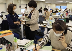 区役所などから患者の最新情報を得て優先順位を判断する保健師ら＝２７日午後、神戸市役所（撮影・吉田敦史）
