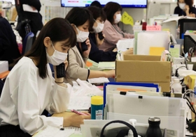 入院調整のため情報を集める保健師ら。最近、救急車で不搬送になるケースが増えたという＝２７日午後、神戸市役所（撮影・吉田敦史）