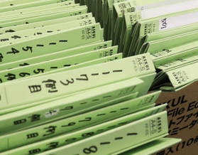 １人ずつ作るコロナ患者のファイル番号は１万番を超えた＝２７日午後、神戸市役所（撮影・吉田敦史）