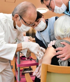 特別養護老人ホームで入所者の腕に新型コロナワクチンを接種する医師＝４月２６日、三木市内