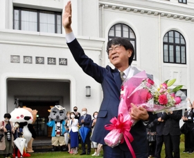 職員や市民らに見送られて市役所を後にする中貝宗治市長＝豊岡市役所