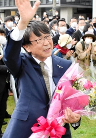 職員や市民らに見送られて市役所を後にする中貝宗治市長＝豊岡市役所