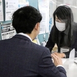 通訳の仕事を諦めて神戸新卒応援ハローワークで事務の仕事を探す留学生＝神戸市中央区東川崎町１