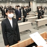 辞令交付を受ける神戸市民病院機構の新入職員＝１日午前、神戸市東灘区向洋町中６（撮影・鈴木雅之）