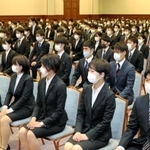 兵庫県の入庁式にマスク姿で臨む新入職員＝１日午前、神戸市中央区下山手通４、県公館