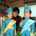 サンダーバードのパイロット、スコット（右）とバージルを制作した坂本さん＝神戸市兵庫区