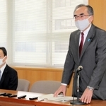 離脱し１１人の処分を発表する藤本百男幹事長（右）と綱紀委員会委員長の藤田孝夫県議＝１日午後、兵庫県庁（撮影・大島光貴）