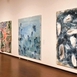 海を描いた作品群が並ぶ会場＝大阪市北区、国立国際美術館（無断転載禁止）