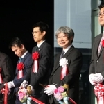 開学を祝い、テープカットをする平田オリザ学長（右から２人目）ら＝豊岡市山王町