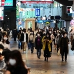 マスク姿で町を行き交う人々＝１日夜、神戸市中央区（撮影・中西幸大）