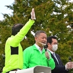 宝塚市長選の告示を前に、同市に入って演説する日本維新の会の馬場伸幸幹事長（中央）＝３日午後、宝塚市末広町（撮影・秋山亮太）