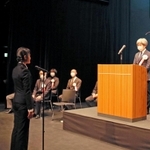 入学生を代表して宣誓する北原真悠さん＝５日午後、豊岡市山王町