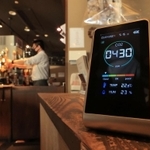 まん延防止等重点措置の適用を合わせ、飲食店内に設置された二酸化炭素濃度の測定器。店主は「品薄になる前に導入した。お客様の安心材料の一つになれば」＝５日午後、神戸市中央区三宮町１（撮影・小林良多）