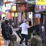 まん延防止等重点措置の適用を受け、ラストオーダーとなる午後７時半に合わせてのれんをしまうすし店の店員＝５日午後７時３３分、神戸市中央区北長狭通１（撮影・小林良多）