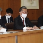 小学校教職員による男児の無断撮影について会見する宝塚市教委幹部＝５日午後、宝塚市役所