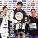 女子１００メートル背泳ぎで優勝した小西杏奈（中央）。左は２位の酒井夏海、右は３位の赤瀬紗也香＝東京アクアティクスセンター