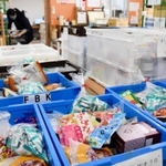 企業などから寄贈された食品が保管されている事務所＝神戸市東灘区深江本町１、フードバンク関西