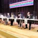 協定書に署名する阪神間７市１町の首長ら＝宝塚市末広町、中央公民館