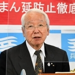 全国知事会の欠席理由を定例会見で説明する兵庫県の井戸敏三知事＝６日午後、県庁