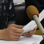 児童相談所の一時保護の在り方をめぐり「ルールが厳しく、虐待に遭っているようだった」と会見で語った神戸市こども家庭センター（同市中央区）に保護された経験のある女子中学生＝神戸市役所