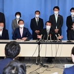 兵庫県知事選に立候補する斎藤元彦氏への推薦決定について説明する日本維新の会の県組織のメンバー＝６日午後５時１５分、神戸市中央区、兵庫県庁（撮影・秋山亮太）