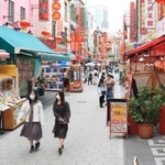 観光客が減り始めた神戸・南京町。大型連休中の落ち込みを懸念する＝６日午後、神戸市中央区元町通２（撮影・小林良多）