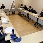 神戸市の検証報告書について議論を交わした市民検証研究会の会合＝神戸市長田区二葉町５、新長田合同庁舎