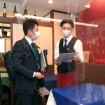 飲食店の感染対策を点検する調査員（左の２人）＝７日午後、神戸市灘区