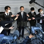 自民党兵庫県連の選挙対策委員会後、囲み取材に応じる藤田孝夫委員長（中央奥）＝７日午後４時４１分、神戸市中央区中山手通５（撮影・坂井萌香）