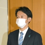 自民党県連の金沢氏推薦決定を受け、記者団の取材に応じる斎藤元彦氏＝７日午後４時５７分、神戸市中央区下山手通５、兵庫県庁（撮影・坂井萌香）