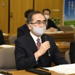 記者会見で質問に答える自民党会派の藤本百男幹事長＝７日午後５時４２分、神戸市中央区下山手通５、兵庫県庁２号館（撮影・坂井萌香）