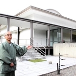１０月から「トワイライトエクスプレス　瑞風」の立ち寄り観光地に決まった大乗寺。円山応挙が手掛けた襖絵が保存される収蔵庫と山岨真応副住職＝兵庫県香美町香住区森