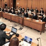 兵庫県知事選で自民党県連としての推薦候補の決め方に不満を募らせ、会見を開いて怒りをあらわにする同党県議団のメンバーら＝９日午後４時５９分、兵庫県庁（撮影・小林良多）