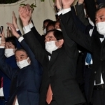 ５選を決め喜ぶ藤原保幸氏（中央）＝１１日夜、伊丹市中央２（撮影・秋山亮太）